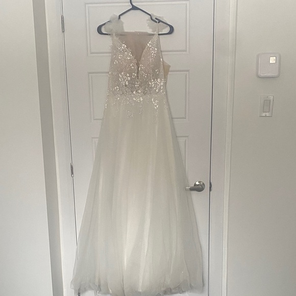 Dresses & Skirts - Elegant White Sleeveless Gown